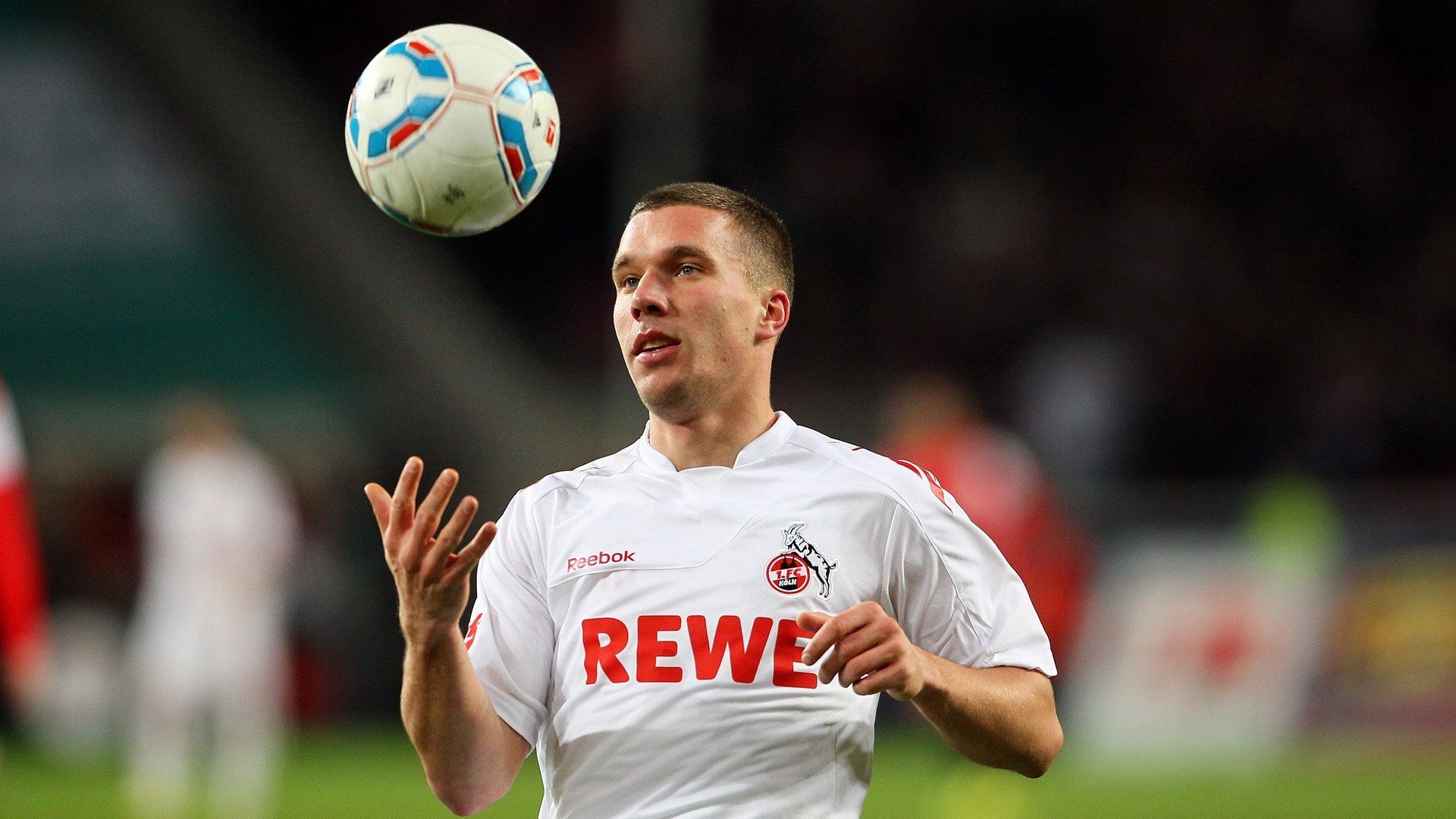 曼市大胜伊斯特汉普顿，领跑积分榜，曼彻斯特足球俱乐部