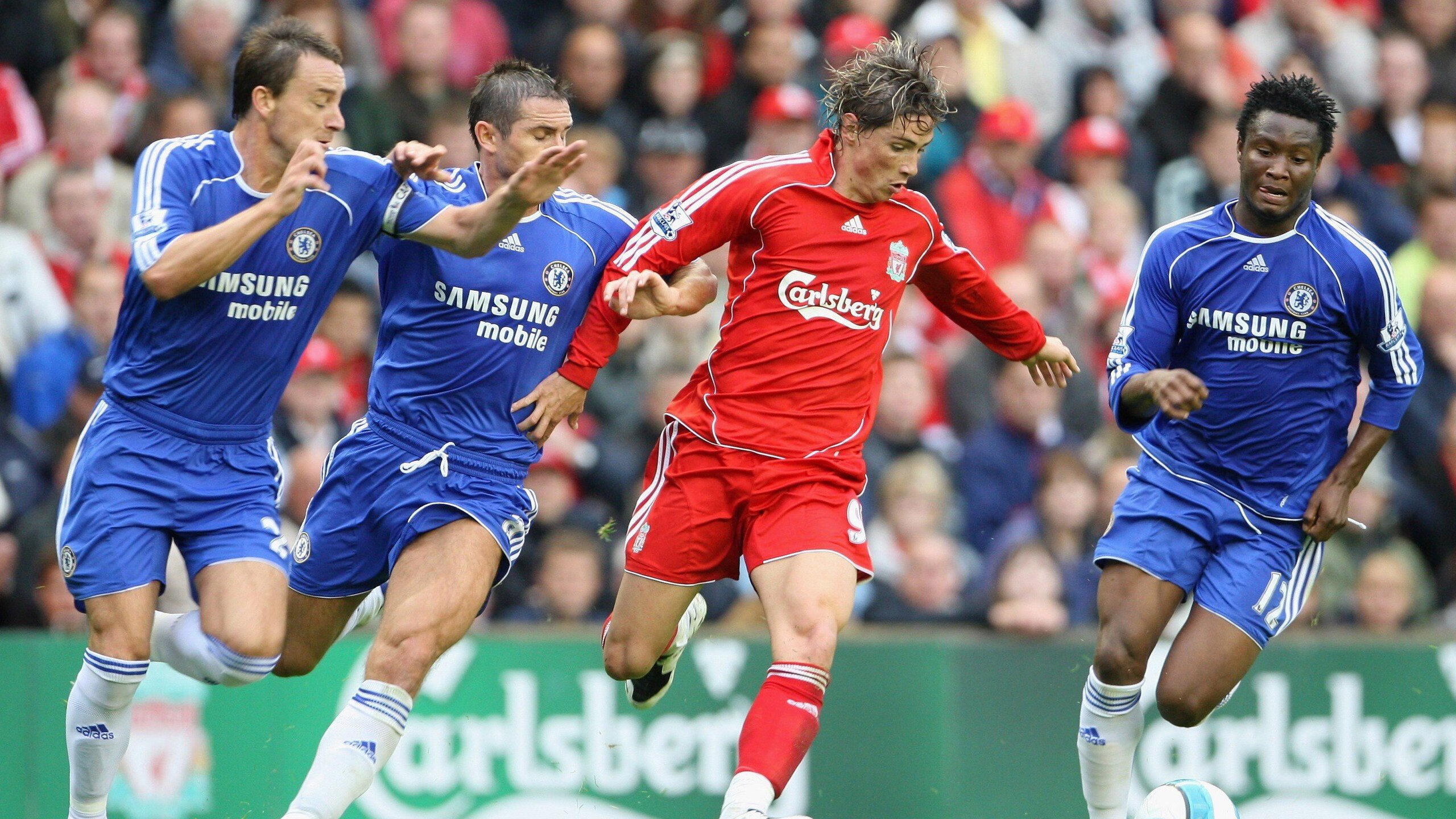 “高新体育中心:武术选手展现超凡体能与技巧,比赛高潮迭起”